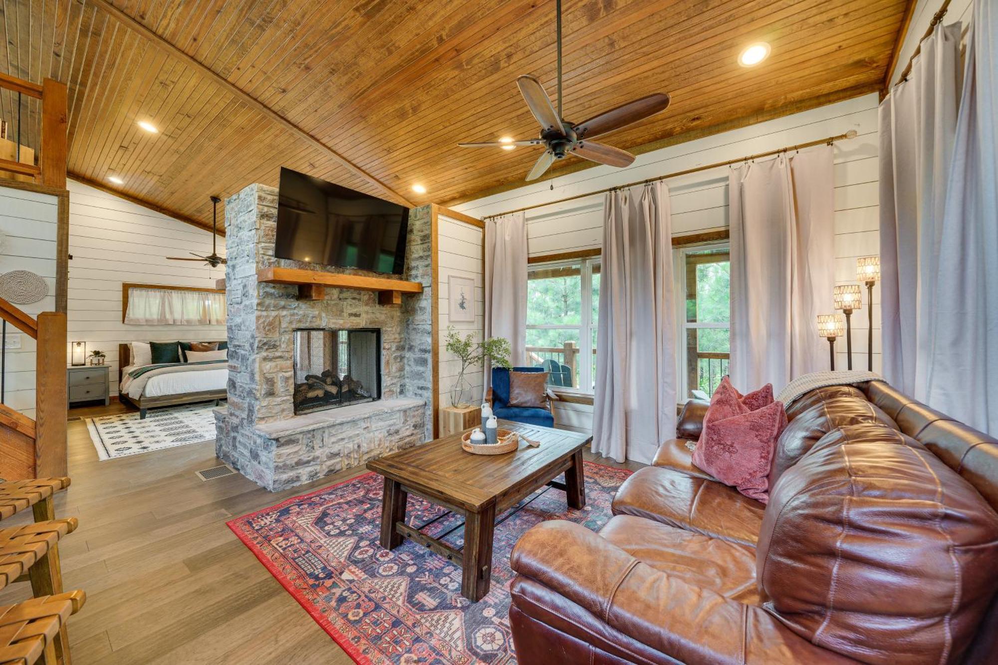 Tree-Lined Broken Bow Studio With Private Hot Tub! Extérieur photo