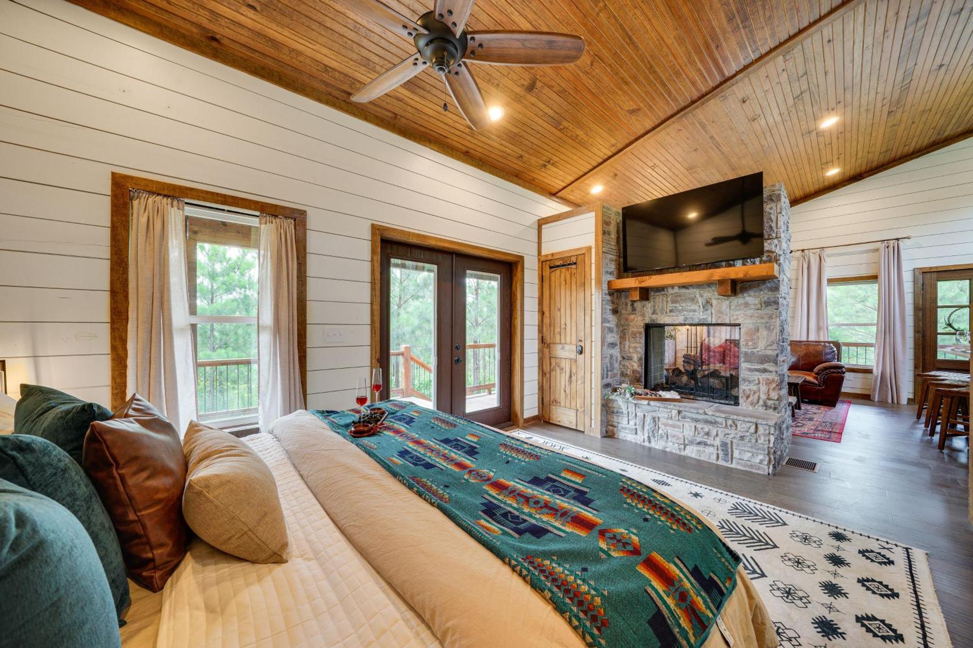 Tree-Lined Broken Bow Studio With Private Hot Tub! Extérieur photo